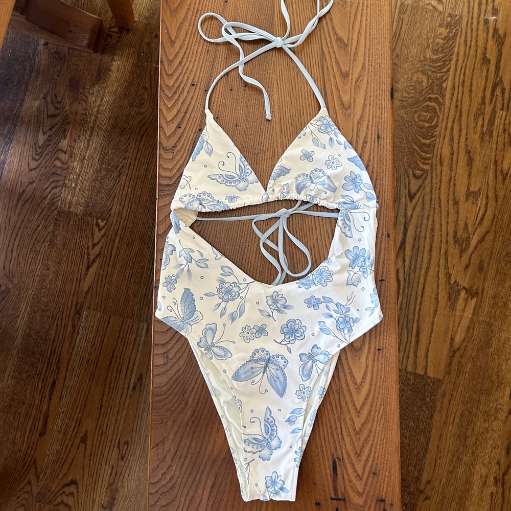 Frankie's Bikinis X Sydney Sweeney One Piece Swimsuit 🤍💙